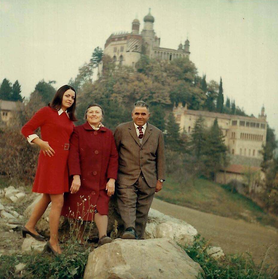 Famiglia Stefanelli con alle spalle la Rocchetta