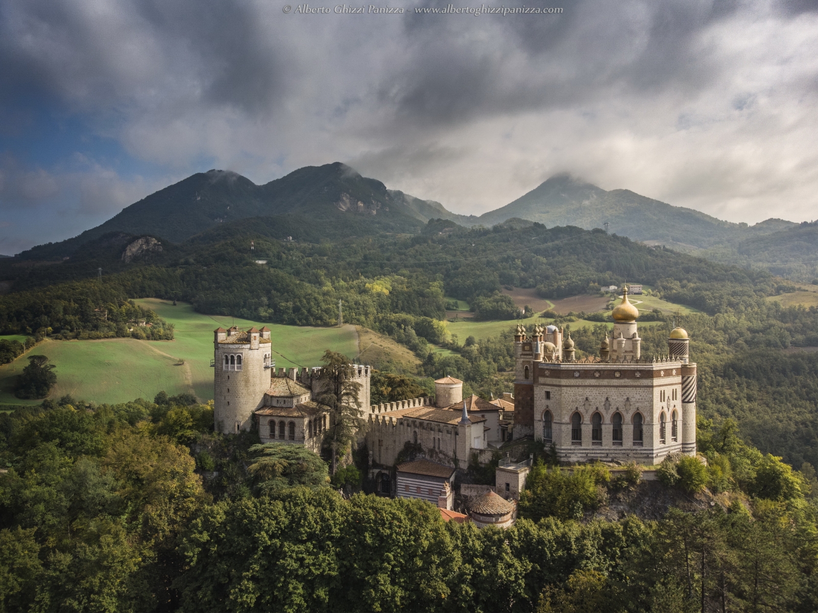 Vedute esterne della Rocchetta Mattei