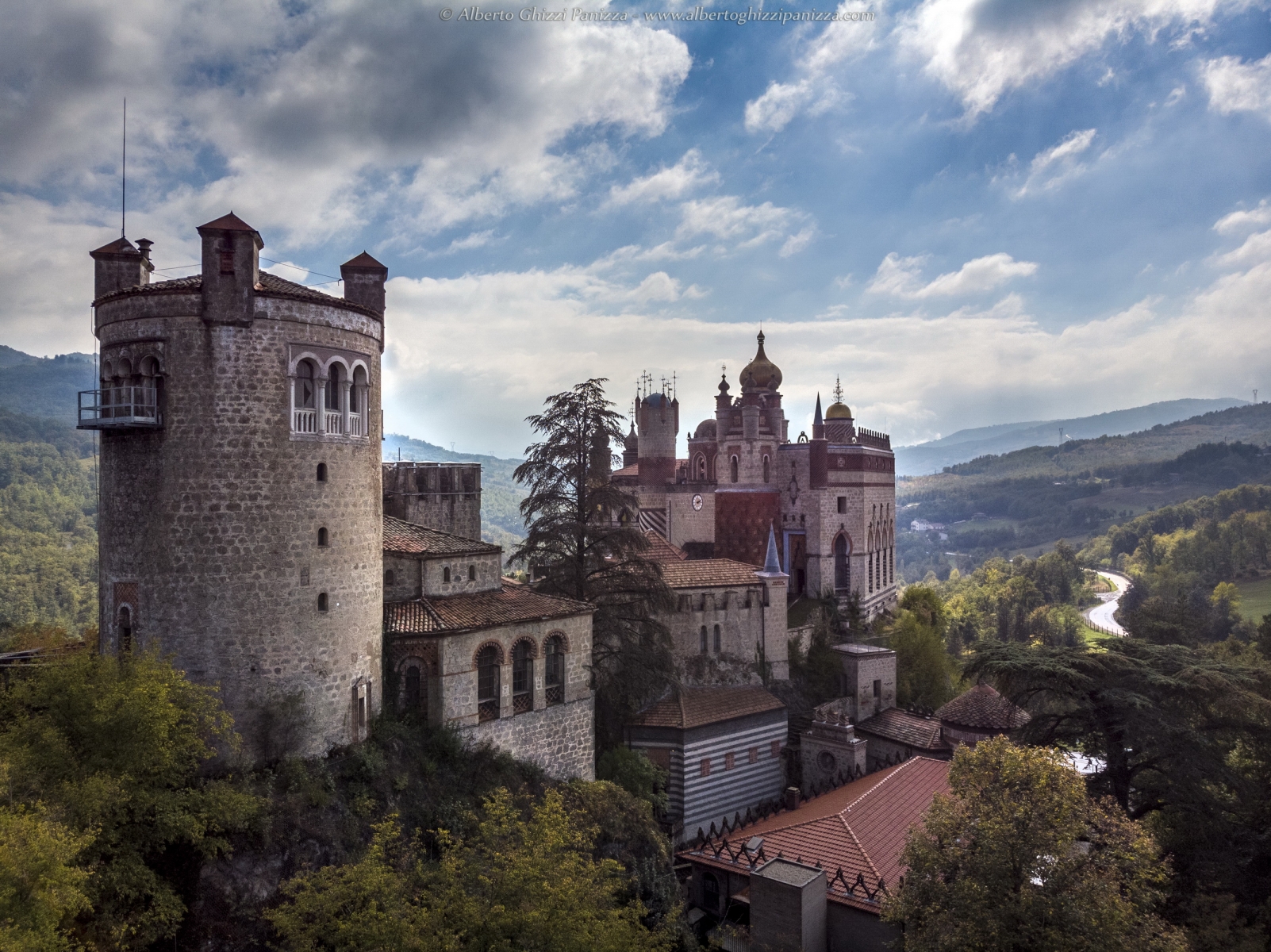 Vedute esterne della Rocchetta Mattei